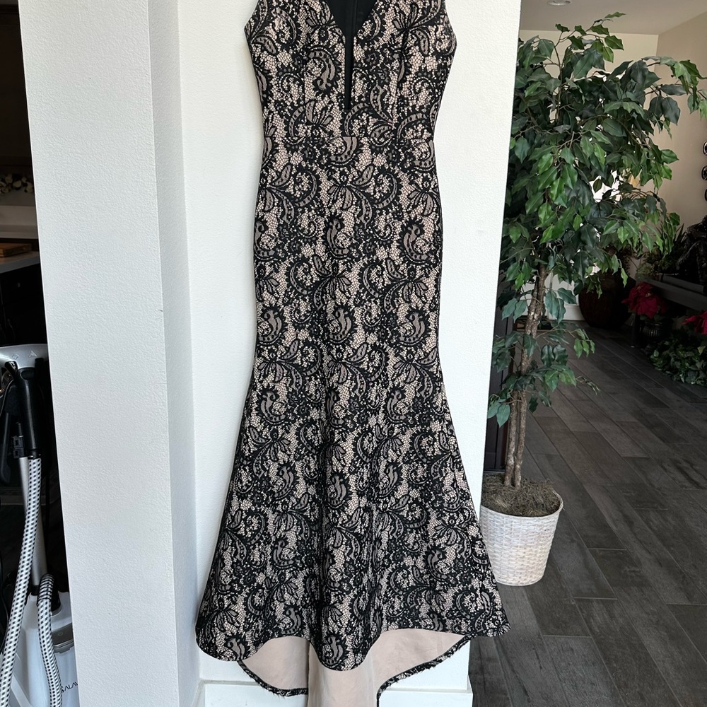 Marciano Black and Cream Sleeveless V-neck Gown